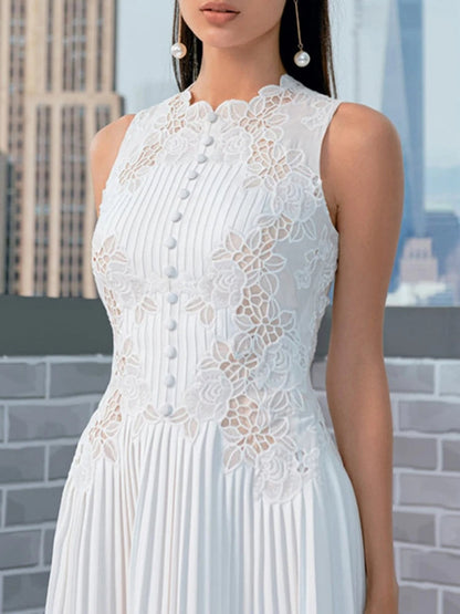 Lucia Jurk | Witte Zomerjurk met Gehaakte Bloemen en Geplooide Rok