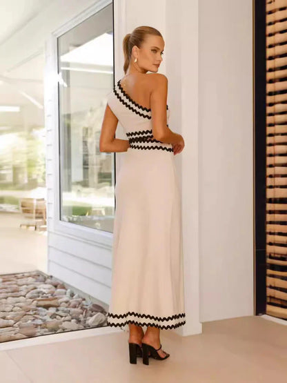 Amelia One-Shoulder Jurk | Zwarte Avondjurk met Witte Zigzag en Elegante Uitsnede