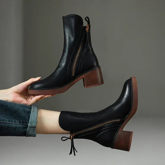 Claudia Enkellaarsjes dames met rits – elegante boots met blokhak en strikdetail achter