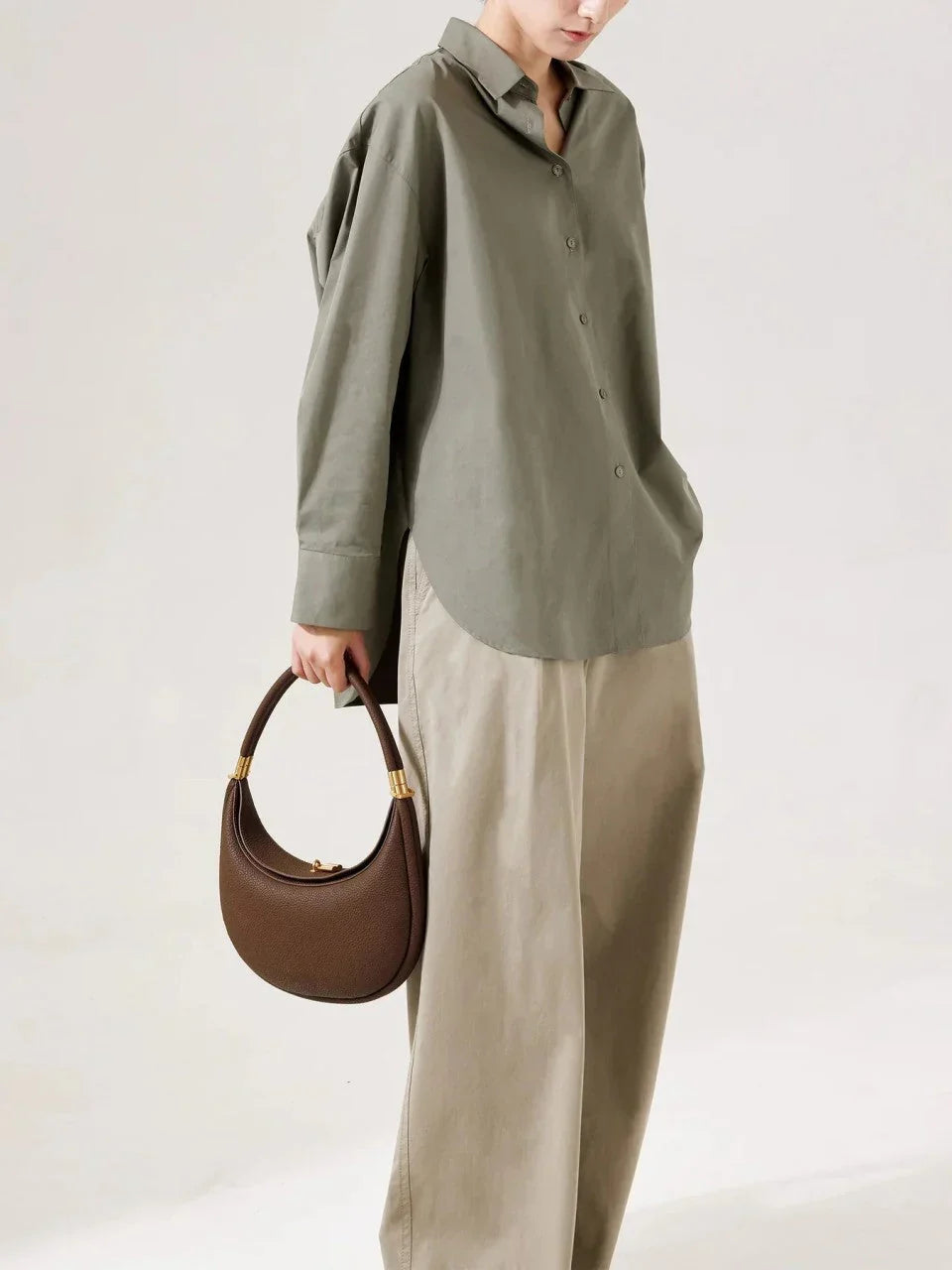 Sophie Schoudertas | Elegante Halvemaanvormige Leren Tas met Gouden Details