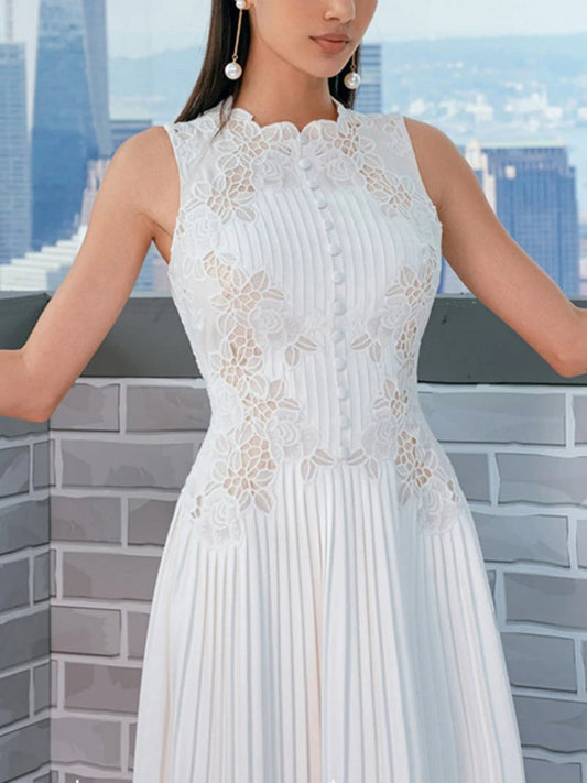 Lucia Jurk | Witte Zomerjurk met Gehaakte Bloemen en Geplooide Rok